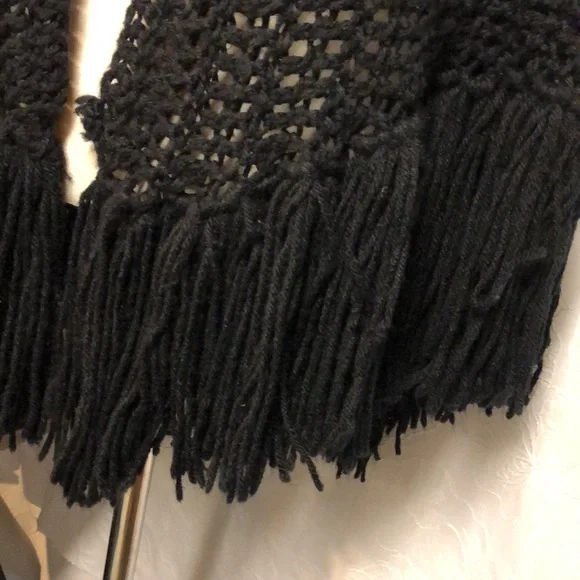 VINTAGE Crocheted Shawl - Picture 6 of 7